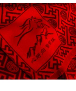 Bufanda de invierno roja para personas mayores con motivo de caballo y detalles muy cálidos.