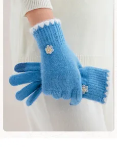 Vue détaillée de gants d'hiver en tricot pour femmes, bordure peluche bleu et décor floral.