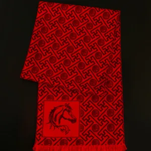 Bufanda de invierno roja para personas mayores con diseño tradicional de caballo y tejido cálido.