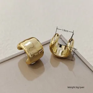 Klobige goldene Creolen, minimalistisches dickes C-formiges Design, stilvoller Schmuck.