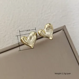 Boucles d'oreilles clous cœur en or irrégulier tendance, bijoux chics minimalistes.