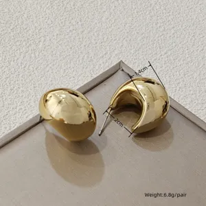 Goldene klobige Tropfen C-förmige Creolen, minimalistischer moderner Stil, eleganter Schmuck.