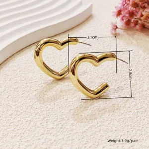 Boucles d'oreilles créoles cœur dorées en gros plan avec dimensions pour bijoux tendance.