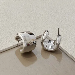 Klobige silberne C-Form Creolen, minimalistische mode dicke metallische ohrringe.