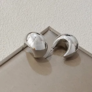 Klobige silberne C-förmige Creolen mit glatter polierter Oberfläche und dickem Trenddesign.