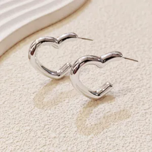 Boucles d'oreilles créoles cœur argentées bijoux mode minimaliste pour femmes chic.