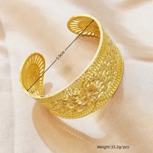 Goldener Vintage hohler Armreif ethnischer geschnitzter offener Armreif Hochzeitsschmuck.