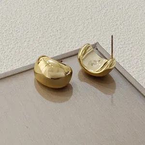 Minimalistische goldene C-förmige Ohrstecker, schick und vielseitiger Schmuck für Damen.