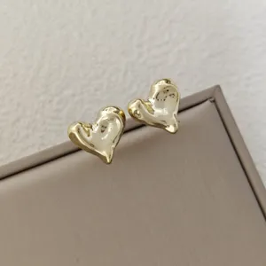 Boucles d'Oreilles Clous en Forme de Cœur Fluide CCB pour Femmes Boucles d'Oreilles Cœur de Pêche Géométriques Irrégulières Minimalistes Bijoux de Mode Cadeau