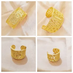 Retro ethnischer goldener hohl geschnitzter offener Armreif Ring Braut Schmuck Detailansicht.
