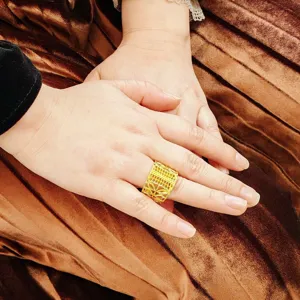 Vintage breiter Goldring mit hohl geschnitztem Stammes-Totem-Muster, elegantes ethnisches Design.