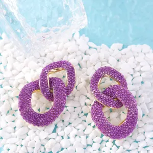 Detailansicht lila Strass klobige Gliederohrringe, glitzernder Diamant Ohrschmuck für Damen.