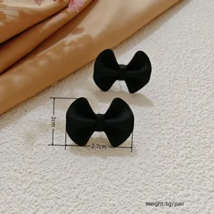 Schwarze Schleifen Ohrstecker für Damen, minimalistischer modischer Ohrschmuck Alltagslook.