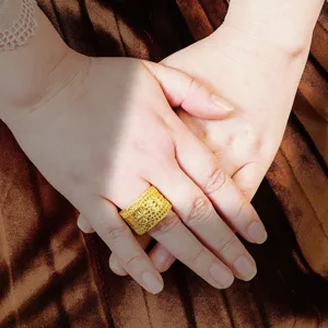 Detaillierte Nahaufnahme eines breiten, durchbrochenen, geschnitzten Retro-Goldrings.