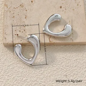 Gros plan sur la texture métallique lisse et les détails précis de dimension des boucles.