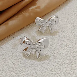 Detailansicht silberner Schleifen Ohrstecker, moderner koreanischer Modeschmuck fur Damen Alltag.