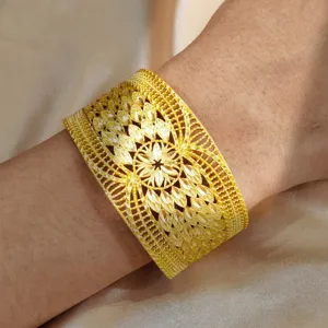 Elegantes breites Gold Filigran Armband mit filigranen Blumen fuer die Braut Mode