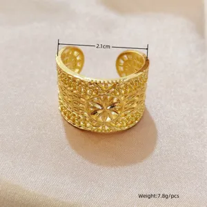 Detailansicht eines Retro Gold hohl geschnitzten offenen Rings, elegant Vintage Schmuck.