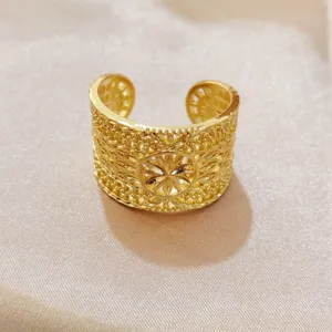 Retro vergoldeter offener Ring mit filigranem Hohlmuster und Totem-Design, elegante Hochzeit.