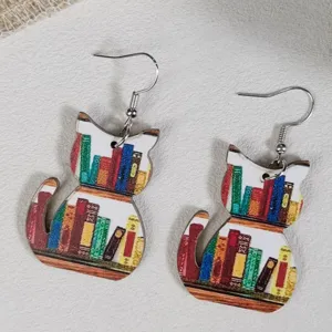 Gedetailleerd overzicht van creatieve kat boekenplank oorbellen met uniek boekpatroon en haak.