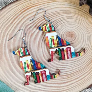 Leuke houten hangende oorringen in hondvorm met uniek boekenplank patroon voor leraren.