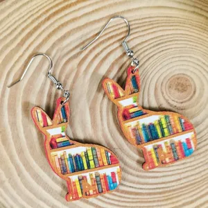 Charmante boekenplank konijn oorbellen, creatieve literaire sieraden voor vrouwen en boekenliefhebbers.