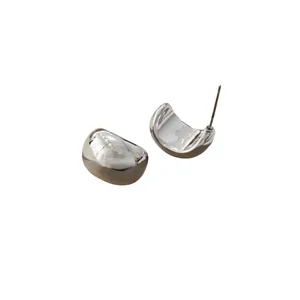 Schicke silberne C-förmige Ohrstecker, modernes minimalistisches Design für den Alltag.
