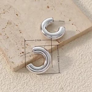 Vue détaillée de boucles d'oreilles créoles C argentées épaisses de 2.1cm, design géométrique.