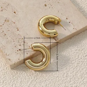 Vue détaillée de boucles d'oreilles créoles dorées épaisses avec indication de taille.