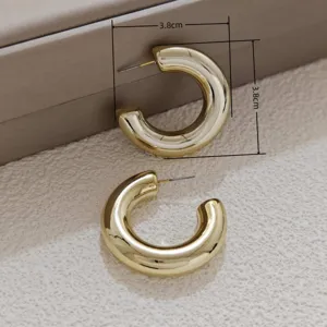 Boucles d'oreilles créoles dorées épaisses pour femmes, bijoux élégants et minimalistes.