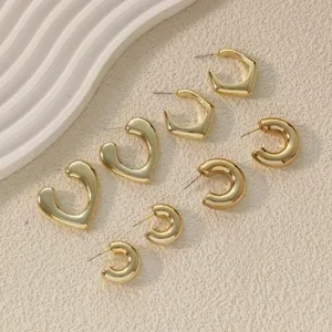 Ensemble de boucles d'oreilles dorées tendance cœur et créoles géométriques pour femmes.
