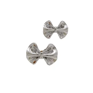 Koreanische silberne Schleifen Ohrringe, elegante polierte metallische Damen Ohrstecker.