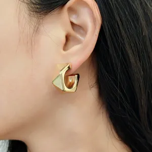 Boucles d'oreilles créoles géométriques dorées pour femmes, bijoux d'oreilles chics et élégants.