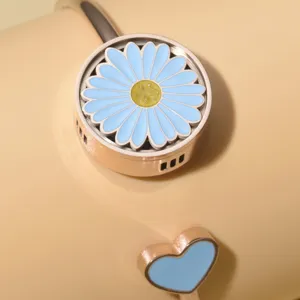 Modieuze metalen aromatherapie armband met blauwe madeliefjes en hartvormige bedels voor dagelijks.
