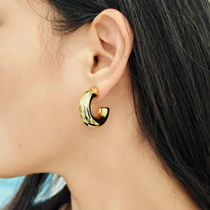 Boucles d'oreilles créoles C épaisses dorées, clous géométriques polis pour style chic.