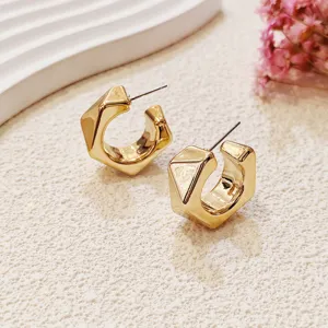Magnifiques boucles d'oreilles créoles dorées géométriques au design facetté élégant.