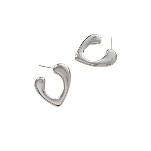 Boucles d'oreilles créoles cœur irrégulières argentées pour femmes, bijoux tendance chic.