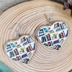 Houten hartvormige boekenplank oorhangers met miniatuur boekprints en metalen haken.