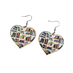Chique houten boekenplank oorbellen in hartvorm voor dames, trendy modieuze sieraden.