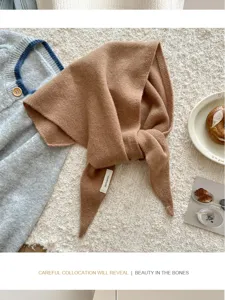 Zachte wol gebreide driehoek sjaal nekwarmer, effen camel winter gezellige mode accessoire.