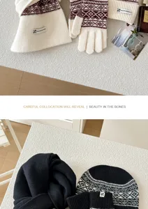 Detalle gorro bufanda guantes de punto, conjunto cálido de invierno con diseño acogedor.