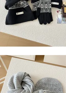 Detalle de conjunto gorro bufanda guantes de punto de invierno, vista de textura de tela.