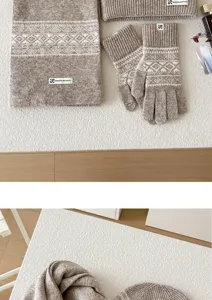 Conjunto de invierno bufanda gorro guantes de punto beige con patrón de copo de nieve.