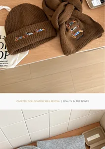 Conjunto de gorro y bufanda de punto marron con bordado de teckel, calido invierno.