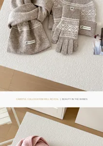 Conjunto de gorro bufanda guantes de punto de invierno en avena con patrón de copo de nieve.