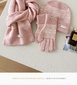 Conjunto de invierno de punto rosa con gorro, bufanda y guantes cómodos con elegantes patrones.