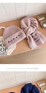 Conjunto de gorro y bufanda de punto rosa con tierno bordado de perro para el invierno.