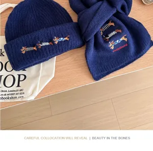 Conjunto de gorro y bufanda de punto azul oscuro con bordado de perro salchicha.