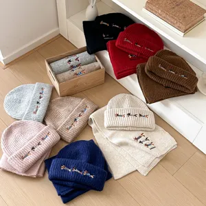 Conjunto de gorro y bufanda de punto de invierno para mujer, gorro cálido con bordado.