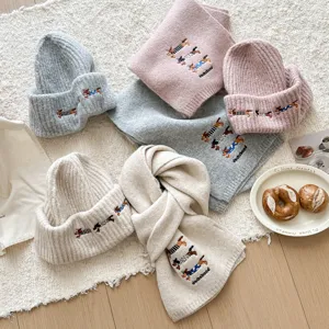 Acogedor gorro de punto y bufanda de invierno con bordado de salchicha, estilo cálido.